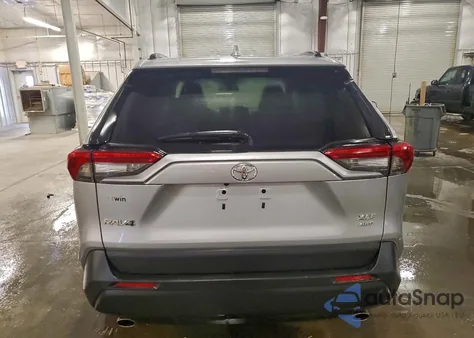 2021 Toyota Rav4 Xle z USA, uszkodzony, nr VIN 2T3P1RFV5MW231237